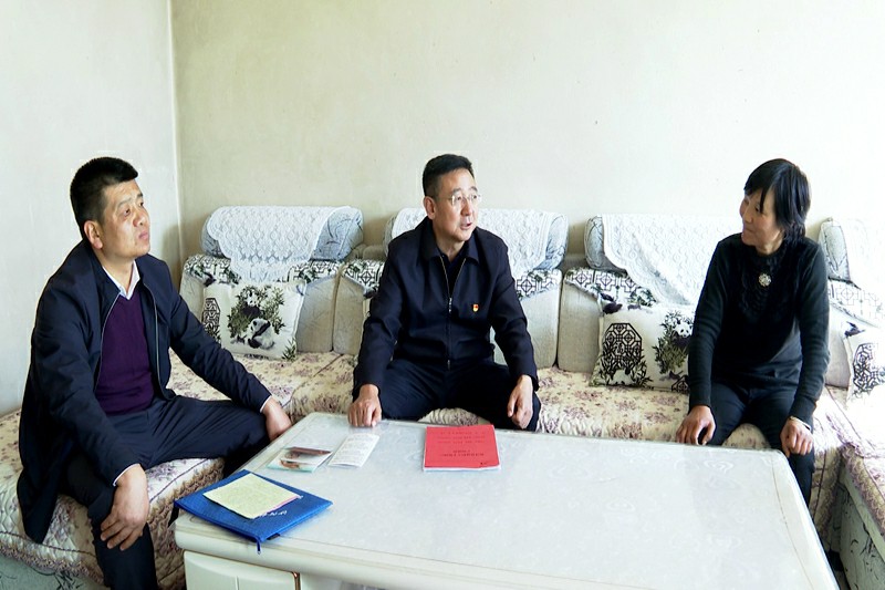 冯军调研全县精准脱贫和易地扶贫搬迁工作